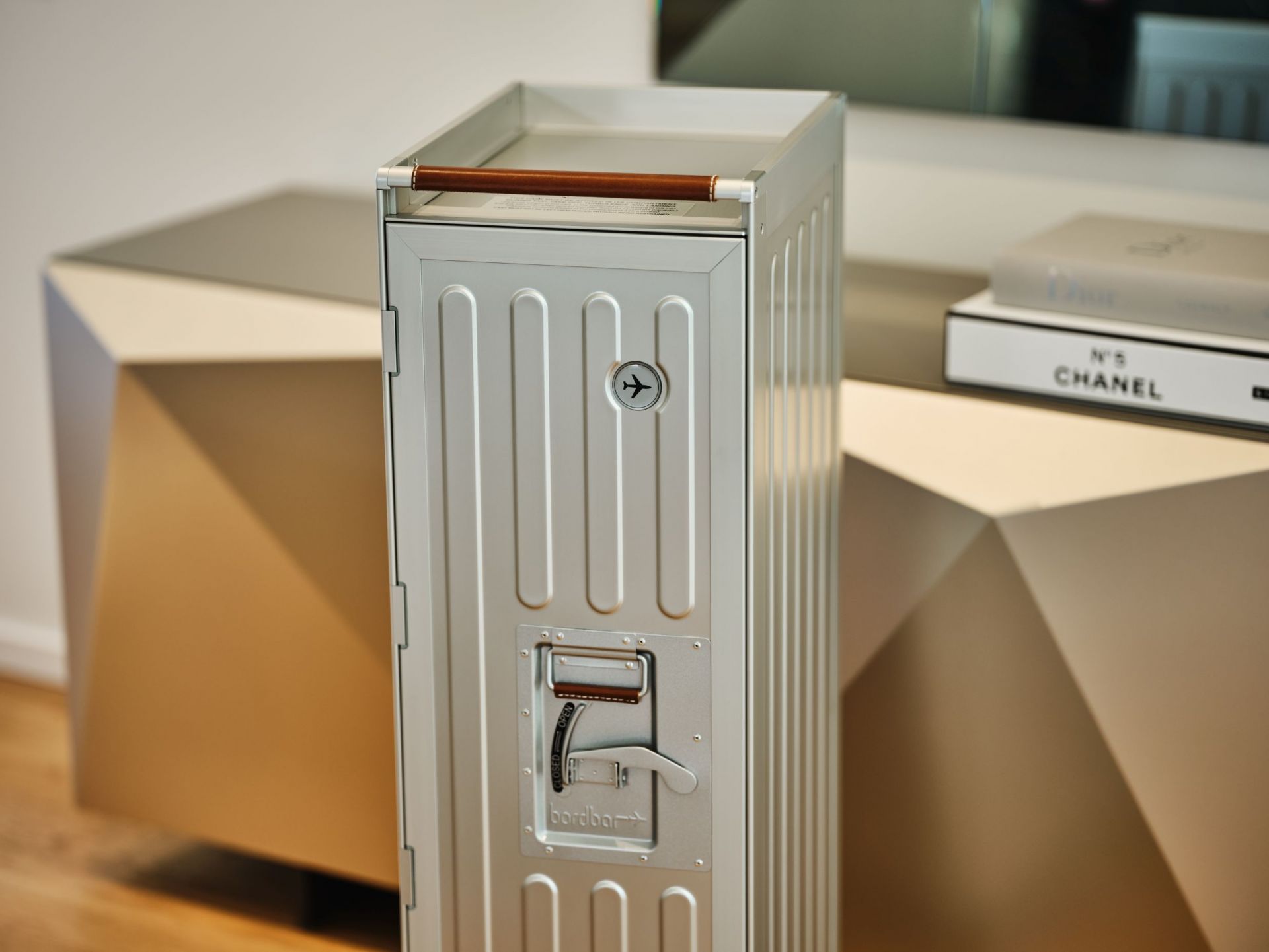 Silberner Voyager Flugzeugtrolley Bordbar mit braunem Ledergriff, ideal als Hausbar oder stilvolles Möbelstück.