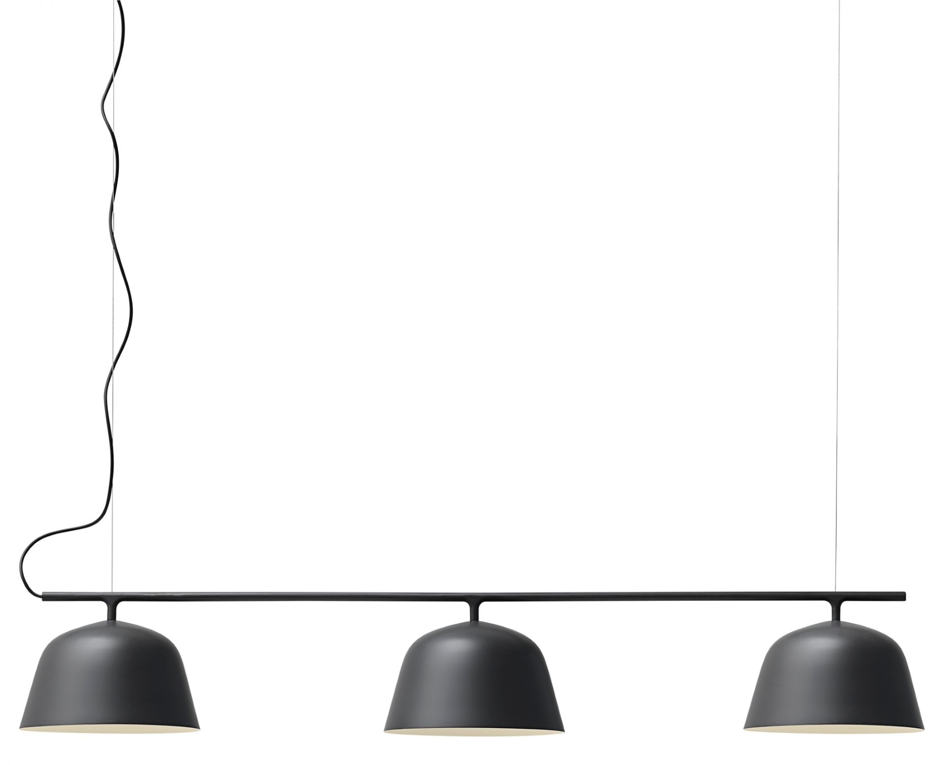 Schwarze Ambit Rail Pendelleuchte von Muuto mit drei Lampenschirmen und minimalistischem Design.