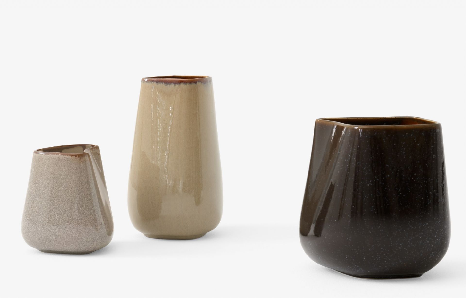 Drei AndTradition Keramikvasen in Beige, Braun und Dunkelbraun, moderne Dekoration für Wohnzimmer und Tisch.