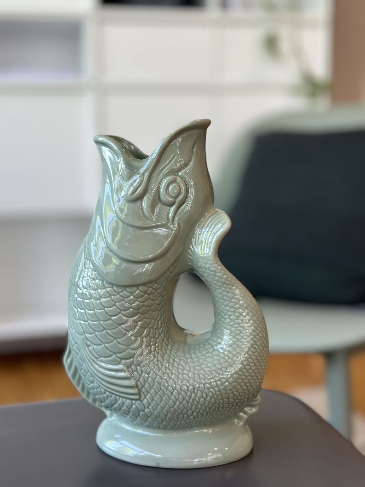 Sagegrüne Gluckigluck Fischkaraffe in XL Größe, detailreiche Schuppenstruktur, dekorative Vase und Wasserkaraffe.