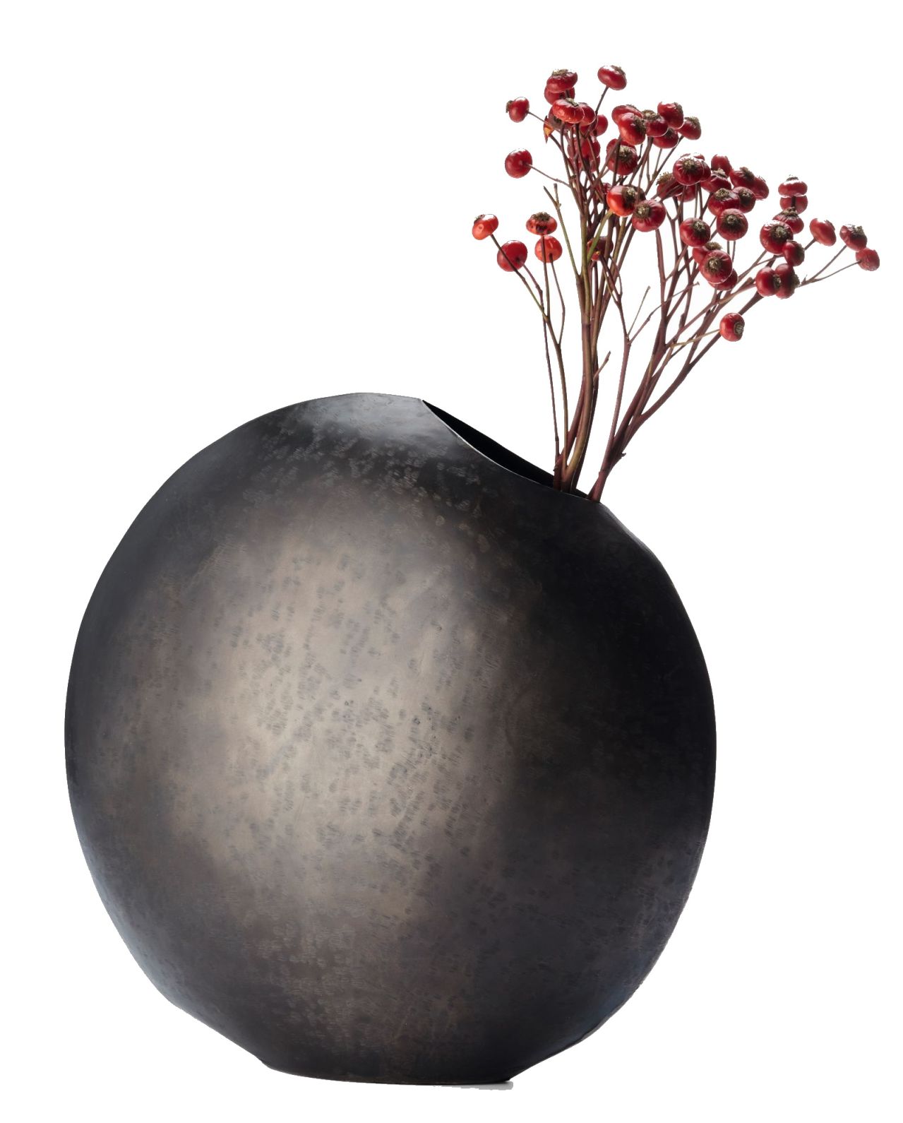 Monrovia Vase, Philippi, runde Dekovase in dunklem Metall mit roten Beeren-Zweigen.