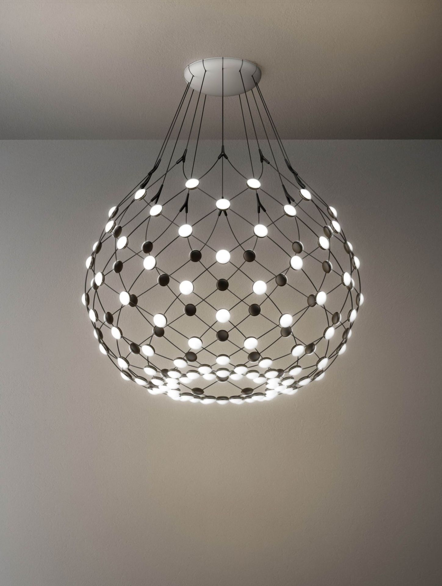 D86 Mesh Deckenleuchte von Luceplan, Ø100cm. Moderne Hängelampe mit LED-Lichtern und filigranem Design.