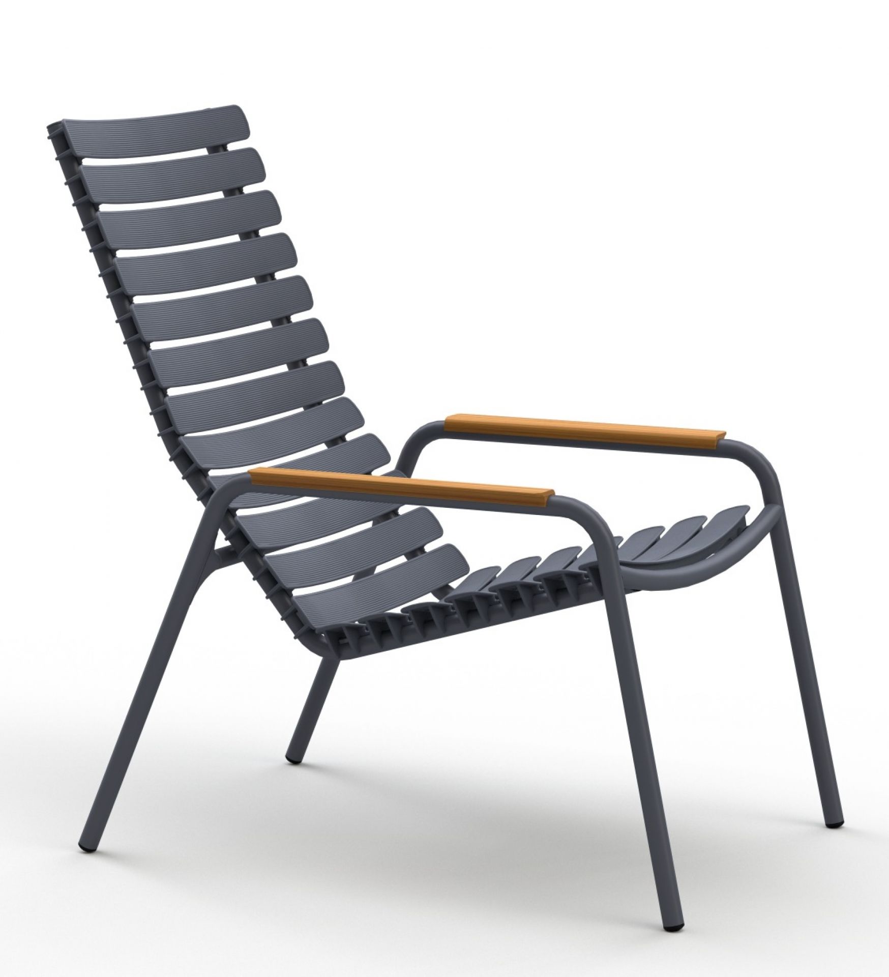 Houe Reclips Lounge Chair Outdoor Stuhl, grauer Gartenstuhl mit Armlehnen aus Holz.