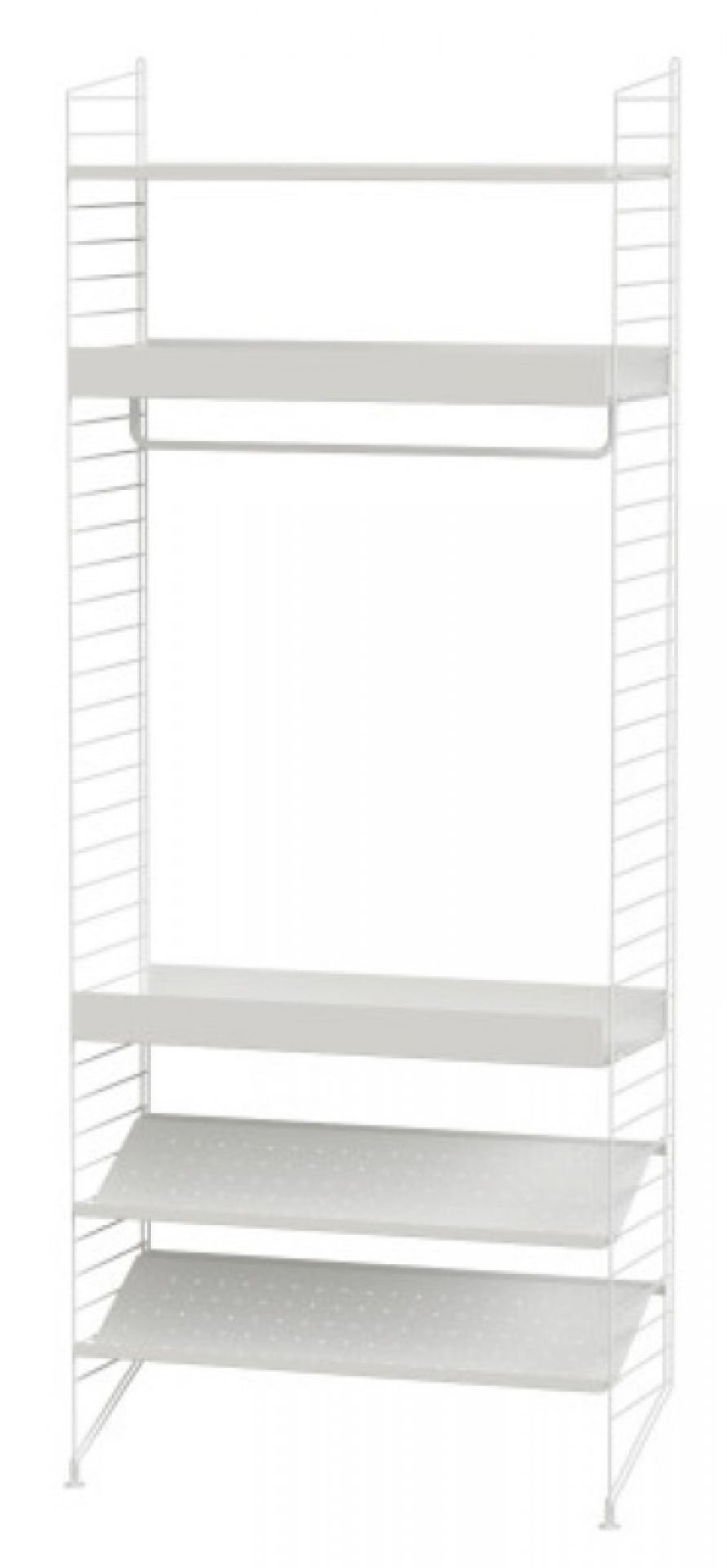 Weißes String Regalsystem für Schlafzimmer mit Regalböden und Kleiderstange. String Furniture Bodenregal.