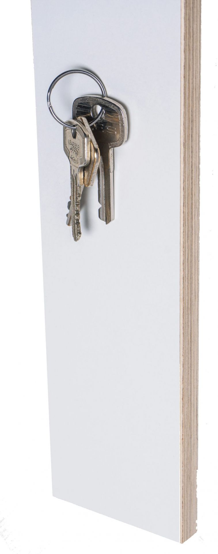 Weißes Schlüsselboard von Nils Holger Moormann mit Schlüsselbund aus Metall. Schlüsselaufbewahrung für den Eingangsbereich.