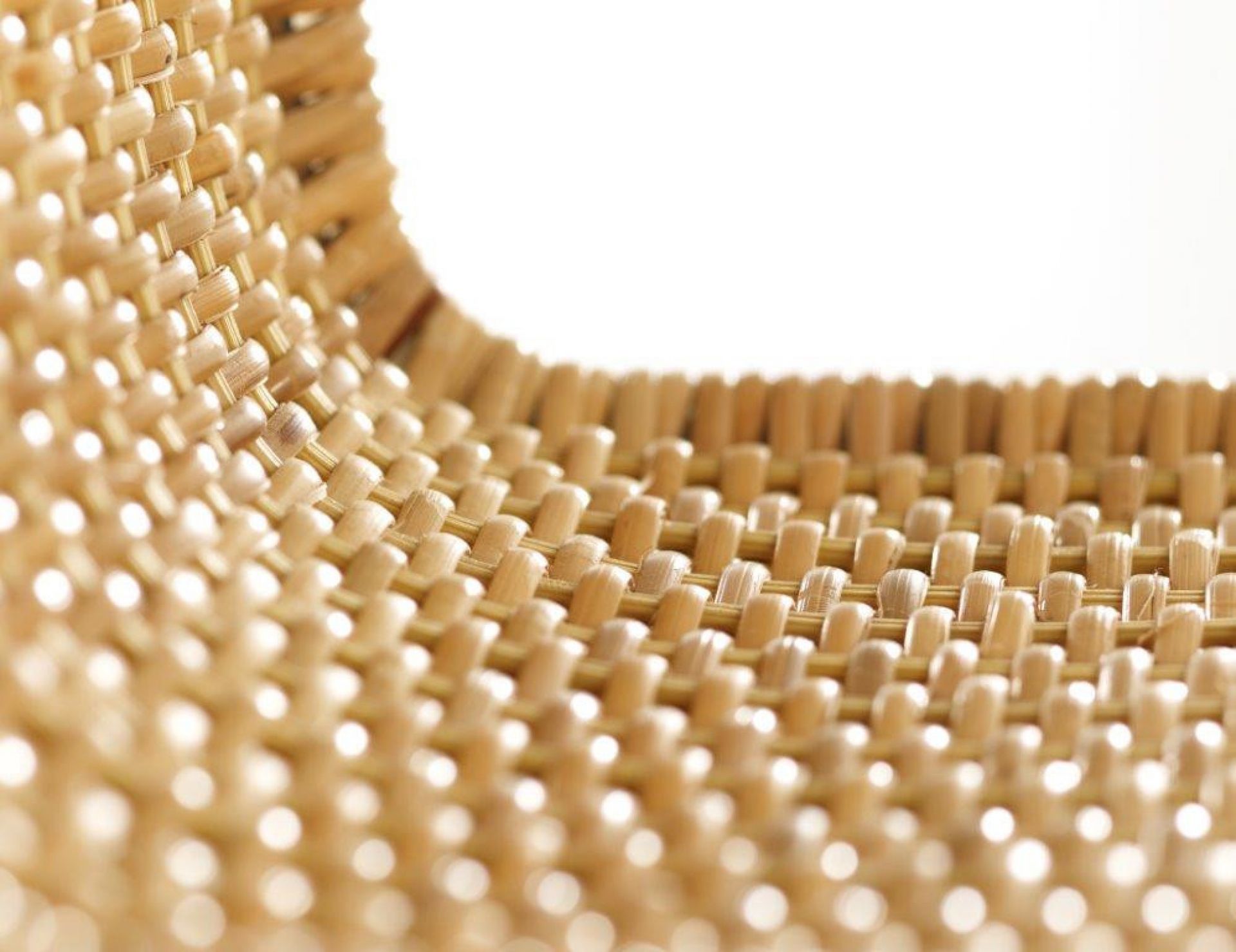 Detailaufnahme der geflochtenen Sitzfläche des Weißenhof Armlehnenstuhls D42 von Tecta, handgeflochtenes Rattan, natürliches Design.