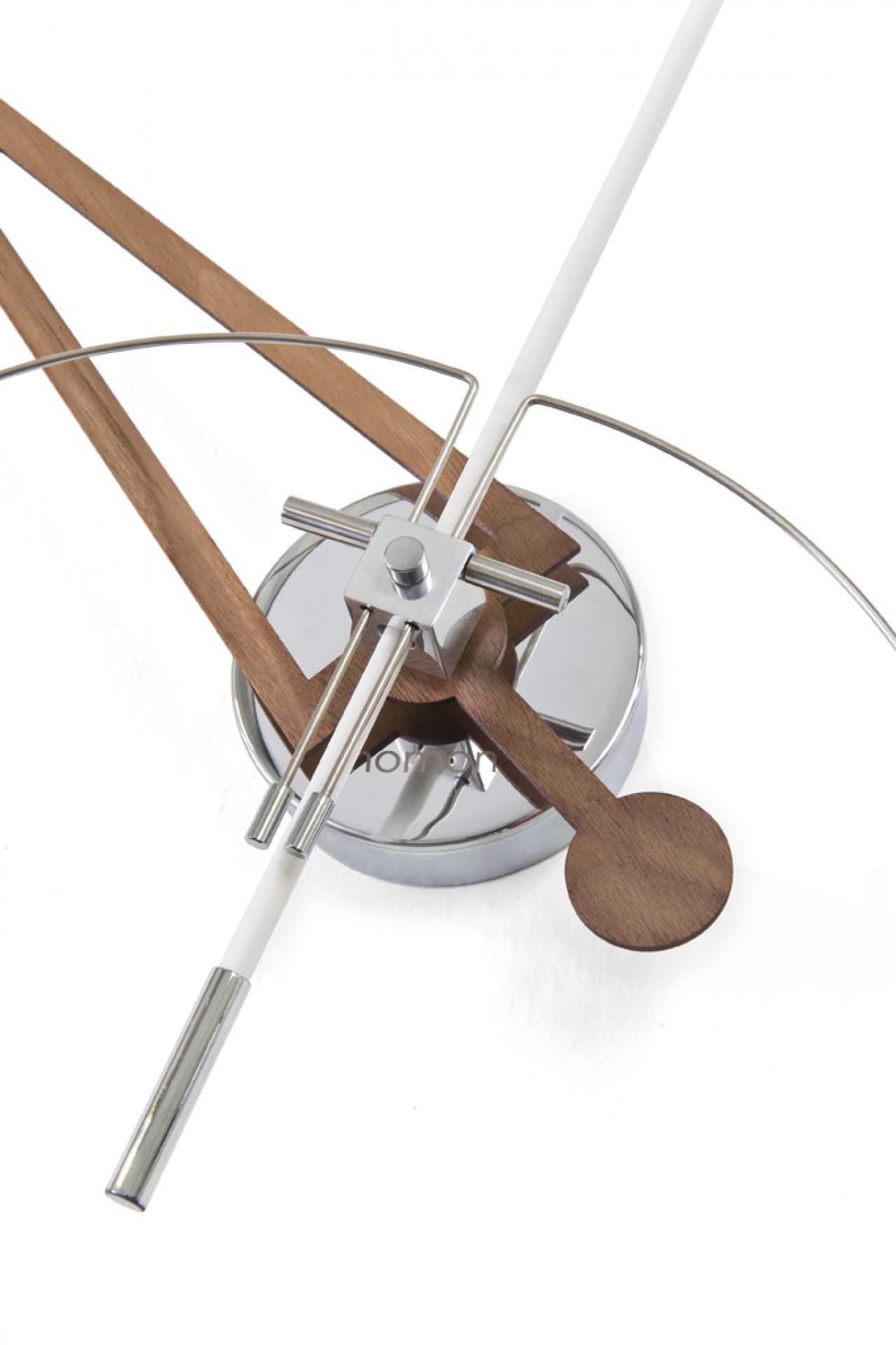 Detailaufnahme der Cris Wanduhr von Nomon mit Holzzeigern und modernem Design.