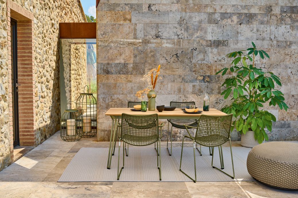 Weishäupl Pouf Hocker in Sand neben Esstisch im Freien, ideal als Sitzgelegenheit und Fußhocker.