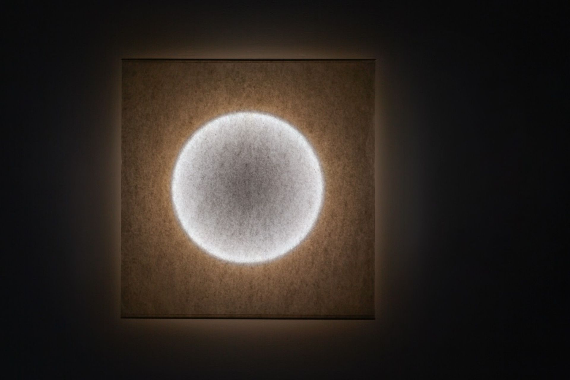 Moodmoon Wandleuchte: Quadratische Designleuchte von Ingo Maurer mit sanftem, indirektem Lichtschein. Wandlampe für stimmungsvolle Beleuchtung.