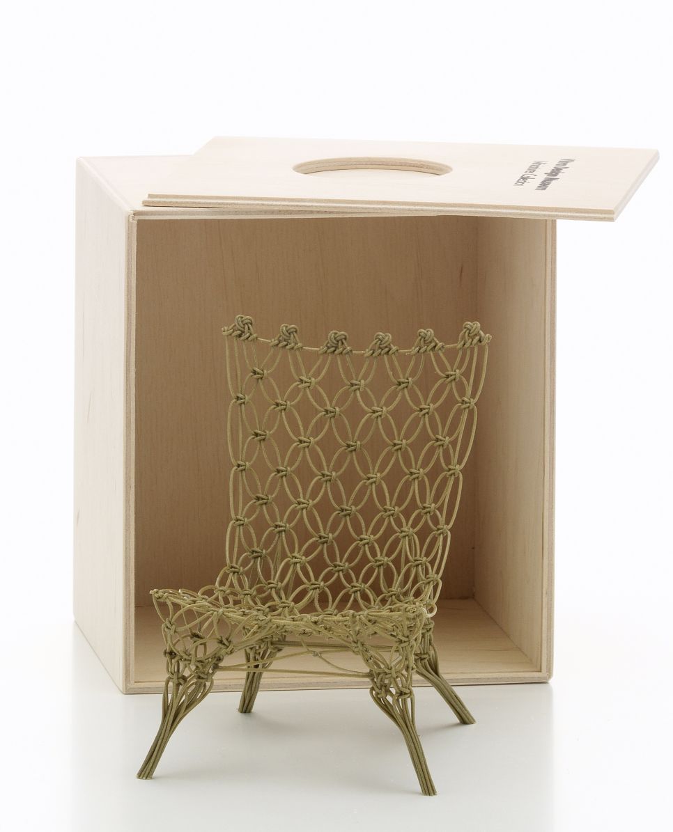 Miniatur Knotted Chair von Vitra in Holzkiste. Design Stuhl aus Seil, Makramee Optik.