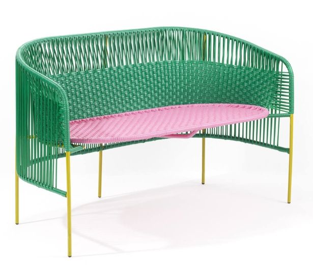 Caribe 2-Sitzer Outdoor Bank: Smaragdgrünes Gestell, kaugummirosa Sitzfläche, currygelbe Beine. Gartenbank für zwei Personen.