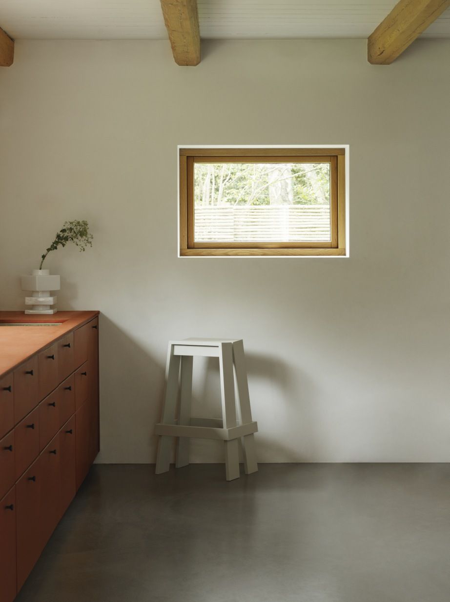 Minimalistischer grauer Let Barstool Barhocker von Normann Copenhagen in einem hellen Raum. Moderner Hocker für Küche oder Bar.