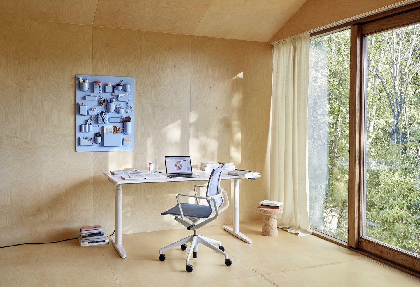 Vitra Tyde 2 Home Desk Schreibtisch in hellem Büro mit Laptop und Fenster zum Garten.