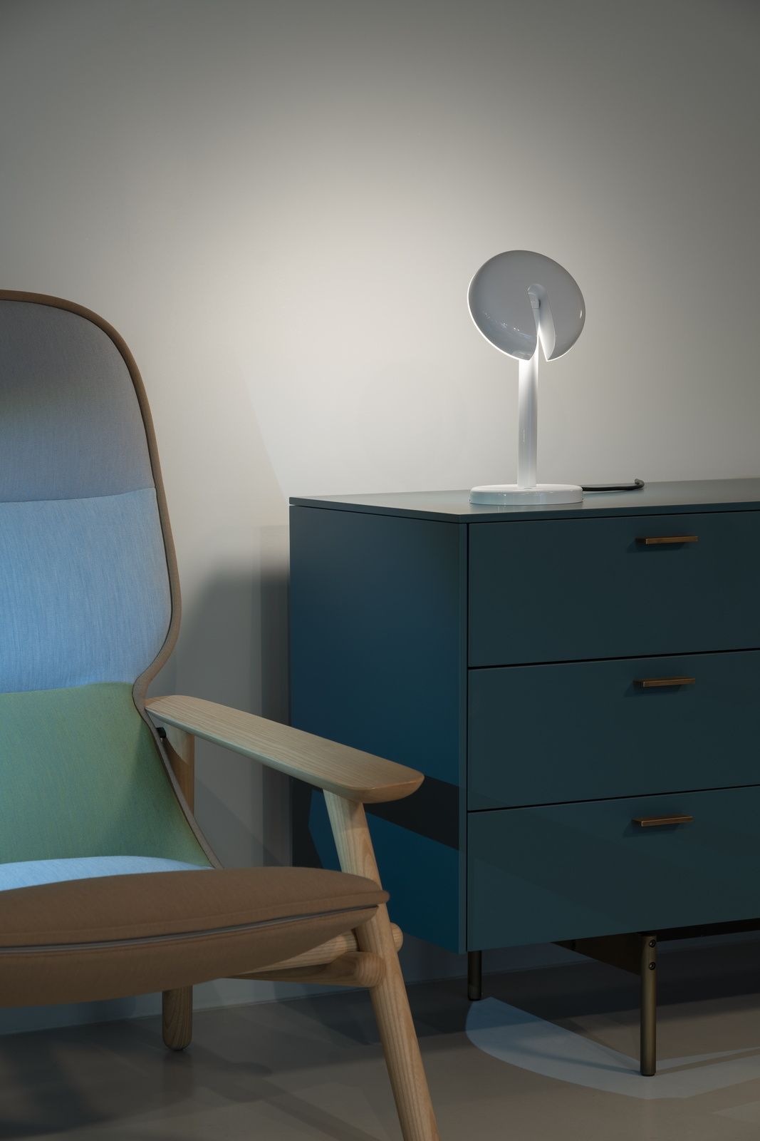 Cabriolette Tischleuchte von Martinelli Luce auf Kommode, modernes Design für Wohnraumbeleuchtung.