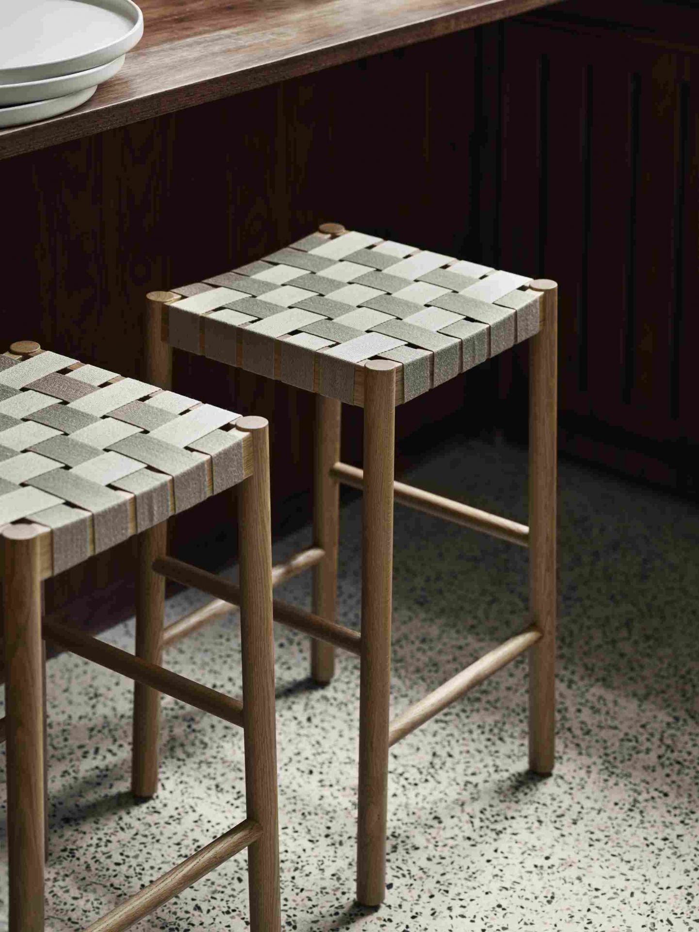 Zwei Betty Barhocker von Andtradition mit Holzgestell und gewebter Sitzfläche im modernen Küchendesign.