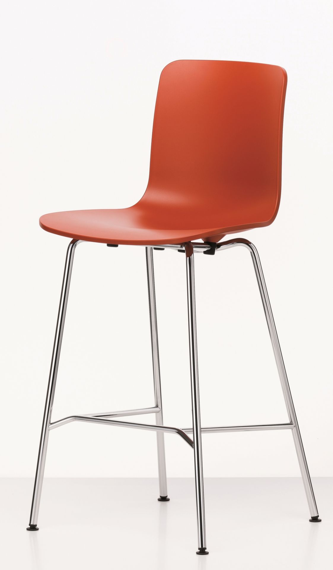 Oranger Hal Barhocker von Vitra mit verchromtem Gestell vor weißem Hintergrund.