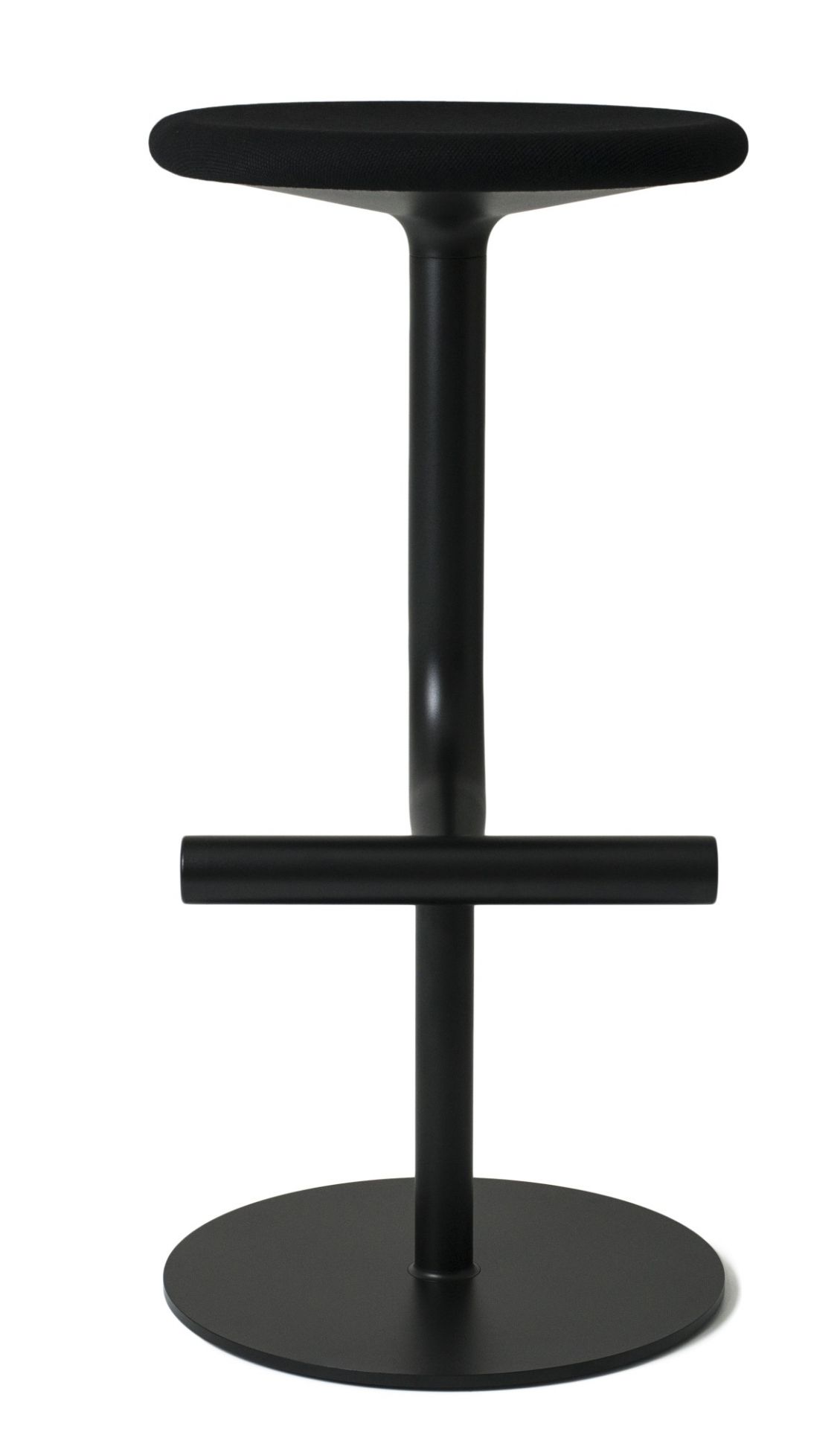 Schwarzer Tibu Stool Hocker von Magis mit Fußstütze und rundem Sitzpolster, freigestellt auf weißem Hintergrund.