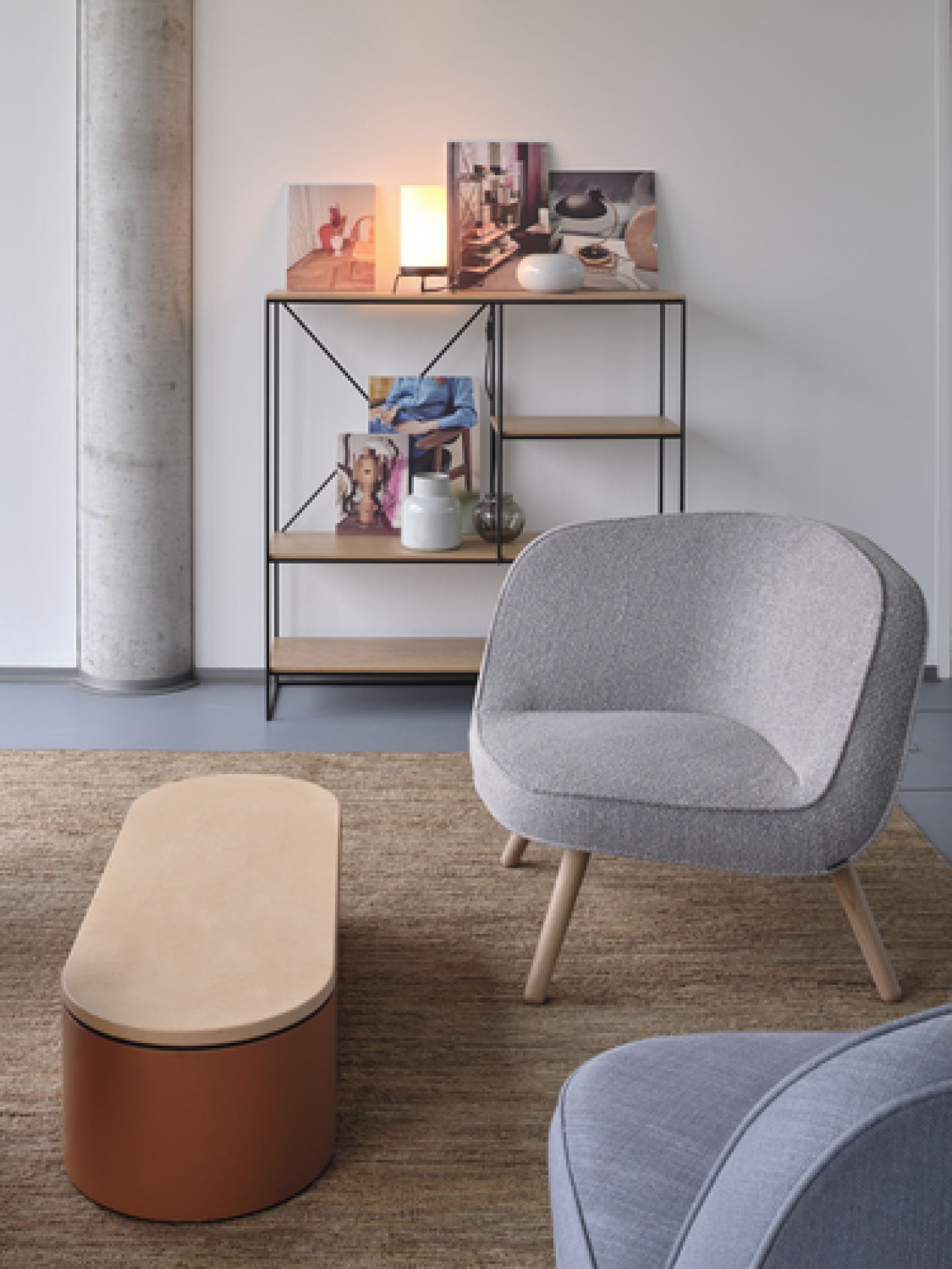 Fritz Hansen Planner Shelving Regal Groß: Modernes Holzregal mit schwarzem Metallgestell im Wohnzimmer.