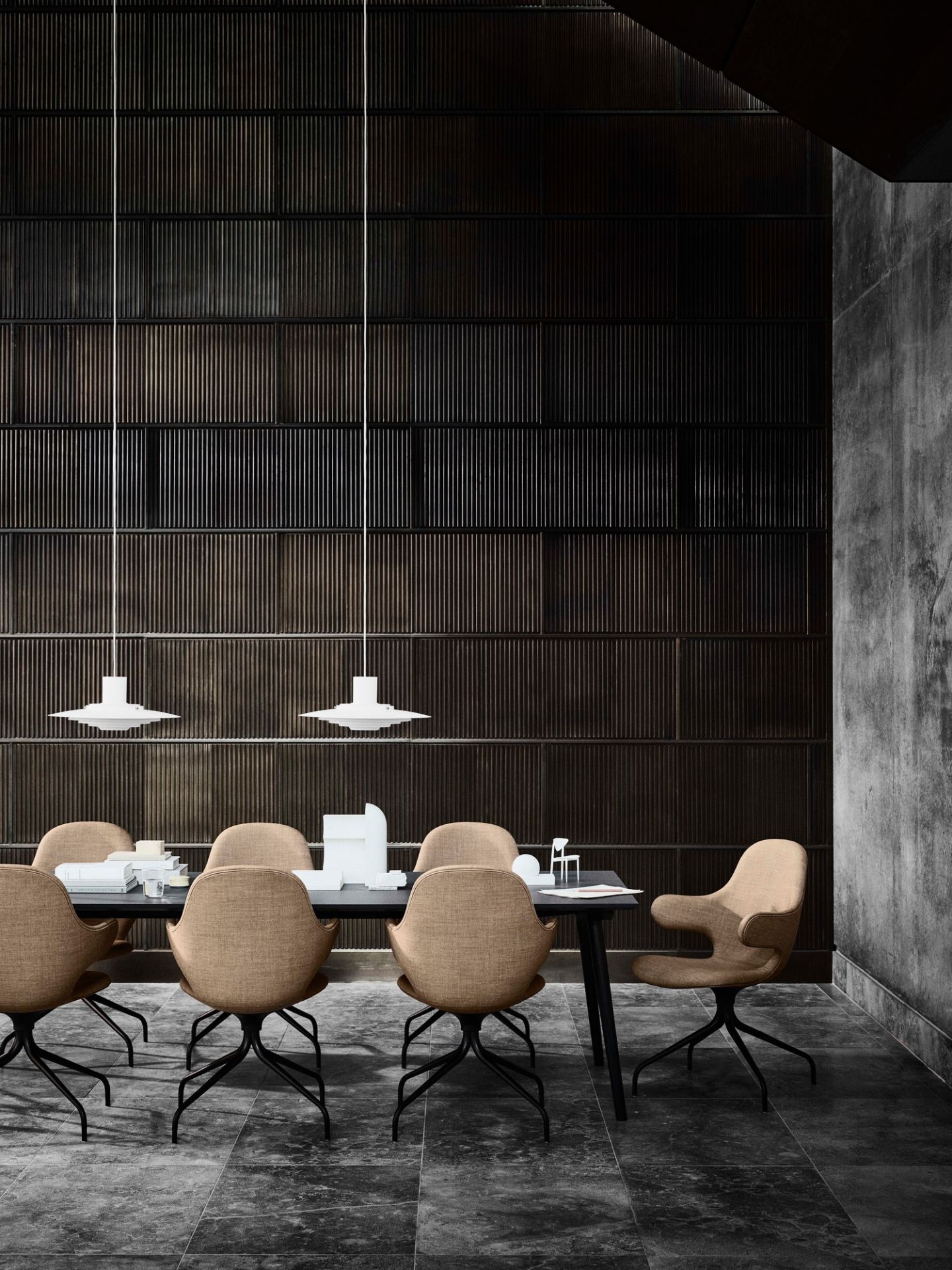 AndTradition P376 Pendelleuchte über Esstisch mit Stühlen, modernes Design für Wohnzimmer und Esszimmer.