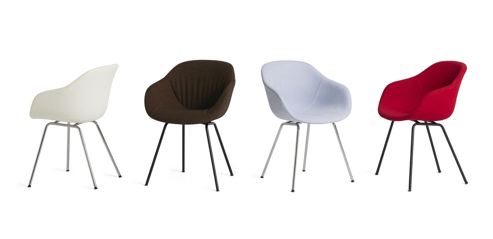 Vier About a Chair AAC 227 Stühle in Weiß, Braun, Blau und Rot. Hay Stuhl.