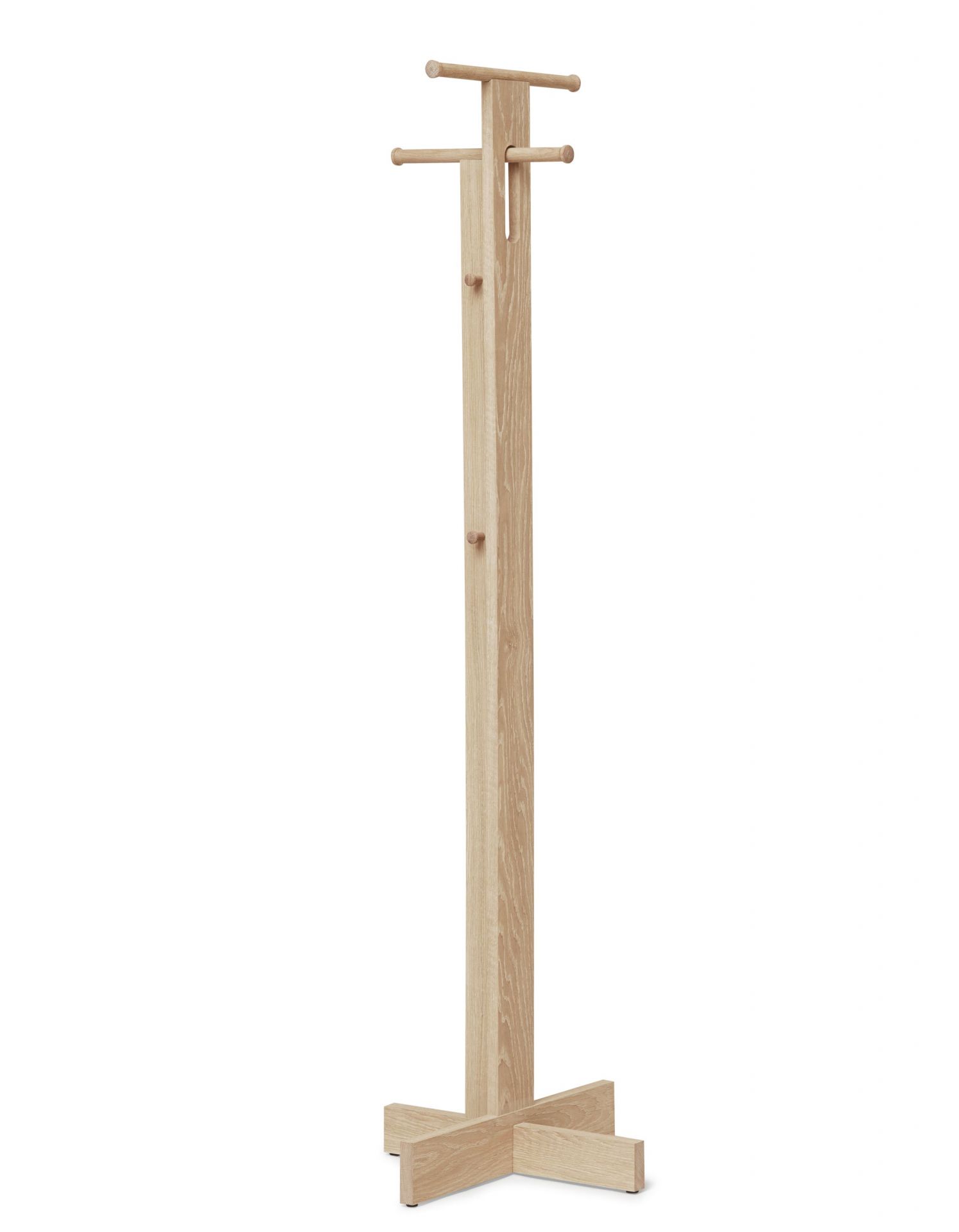 Foyer Garderobenständer von Form & Refine, aus geöltem Eichenholz, freistehend und minimalistisch.