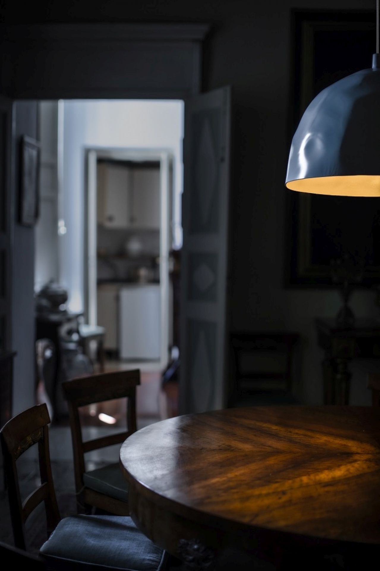 Esszimmer mit Esstisch und Foscarini Bump Pendelleuchte in Petrol, modernes Design.