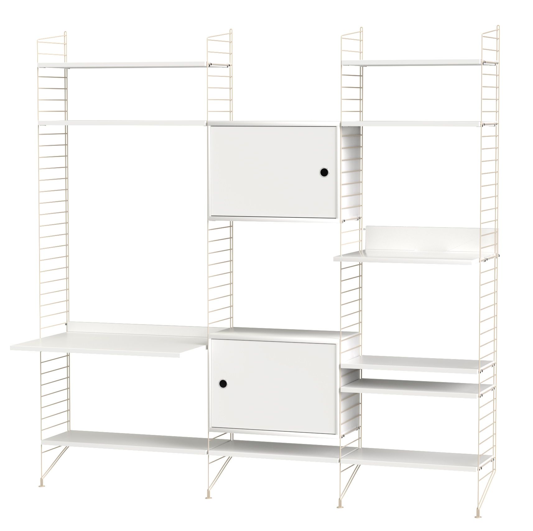 Weißes String Regalsystem mit Schreibtischplatte und Schränken, beigefarbene Leitern für Wohnzimmer oder Büro.