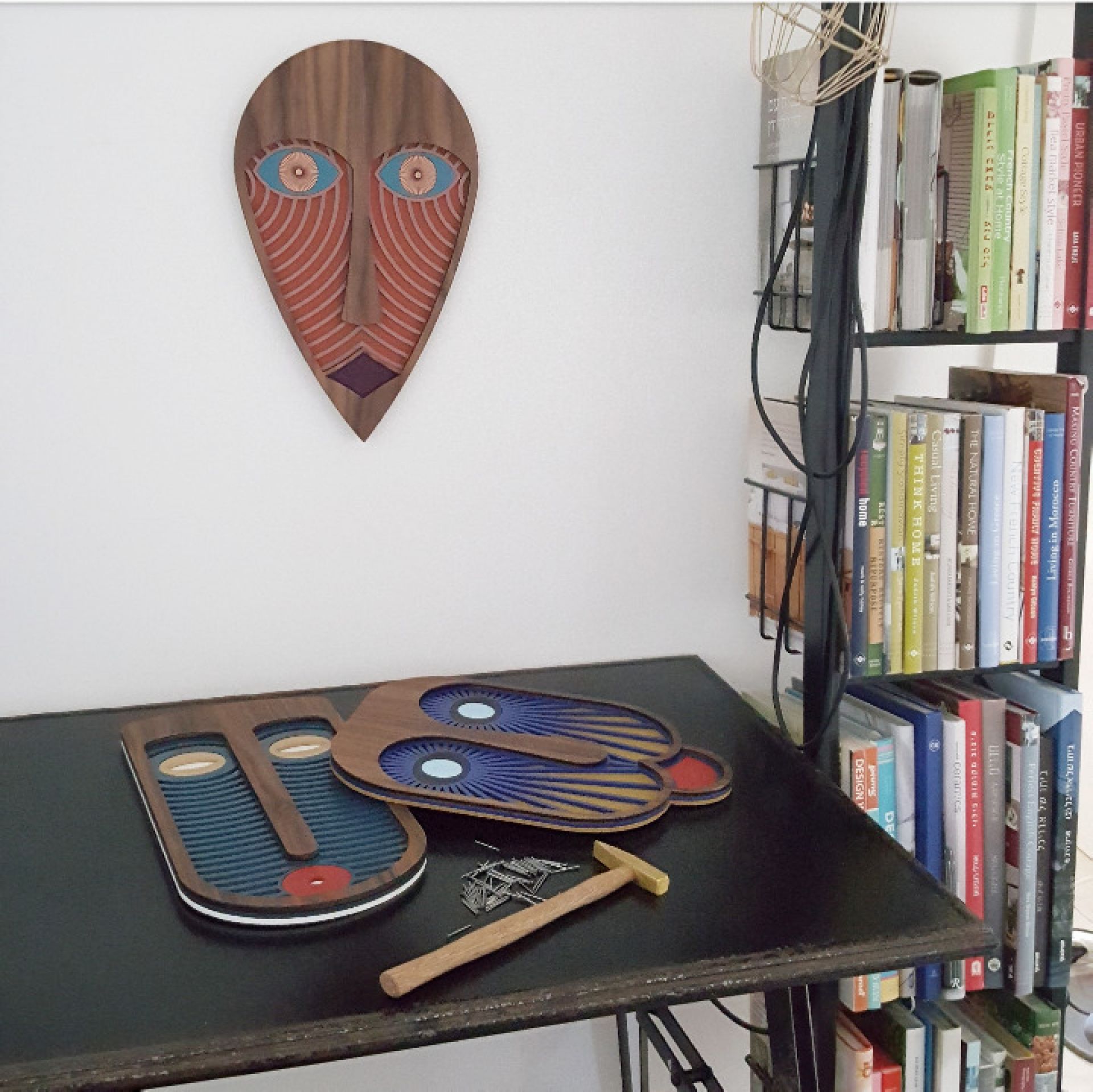 Moderne afrikanische Maske als Wandschmuck, handgefertigt, aus Holz. Dekorative Maske für stilvolle Wandgestaltung.