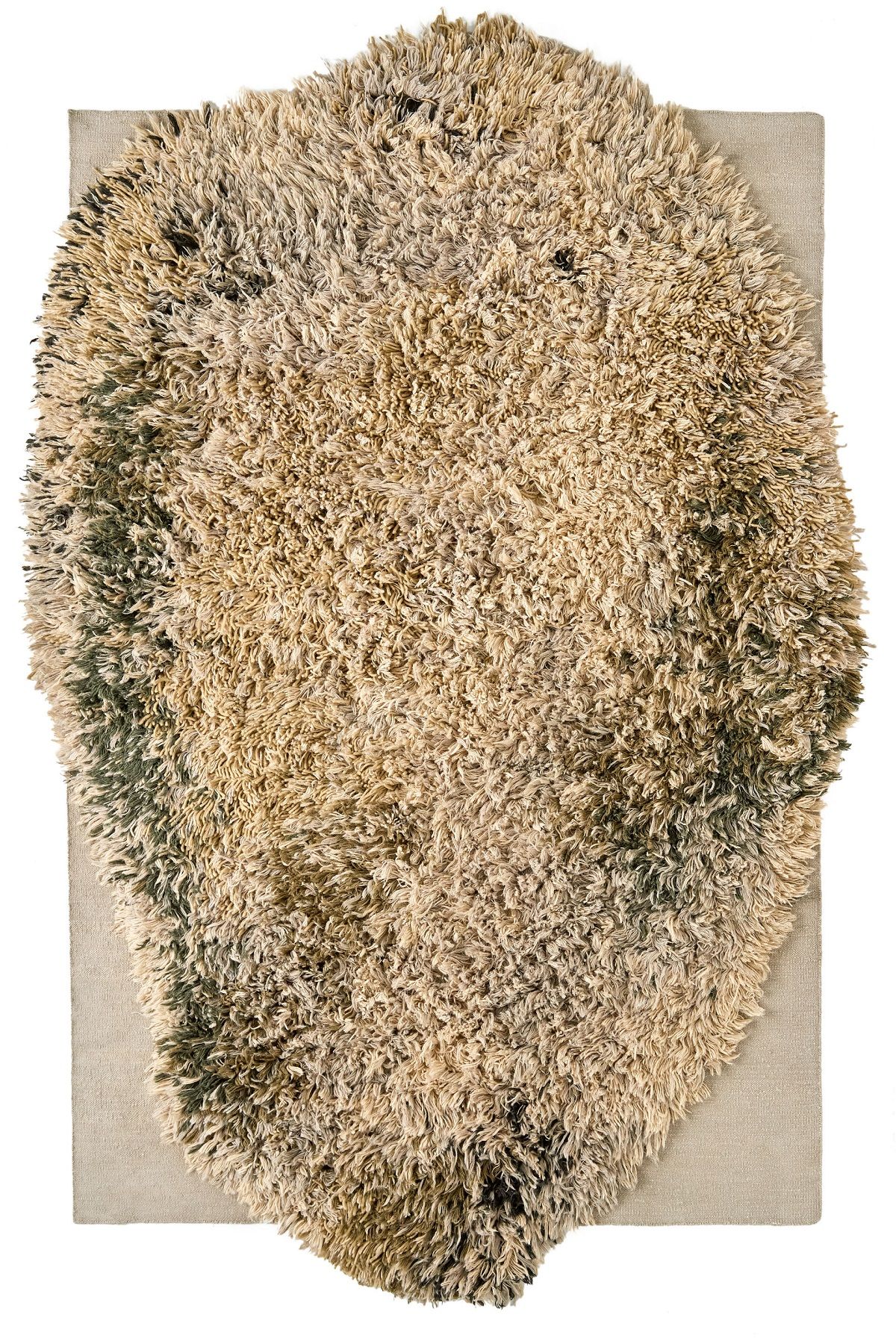Nanimarquina Teppich Alga Rug: Beige, unregelmäßig geformter Wollteppich mit grünlichen Akzenten auf hellem Untergrund.