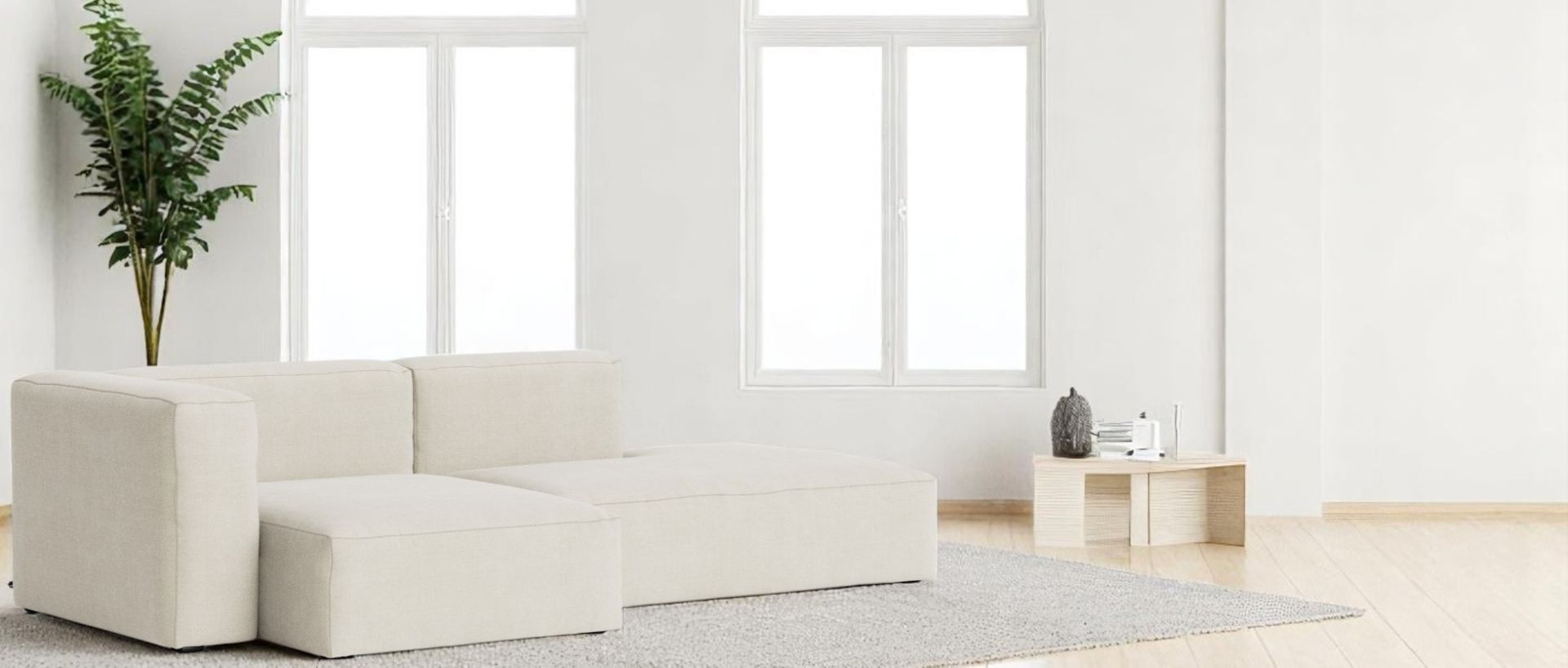 Beige Mags Sofa mit Armlehne links im Wohnzimmer. Modernes Sofa mit Stoffbezug.