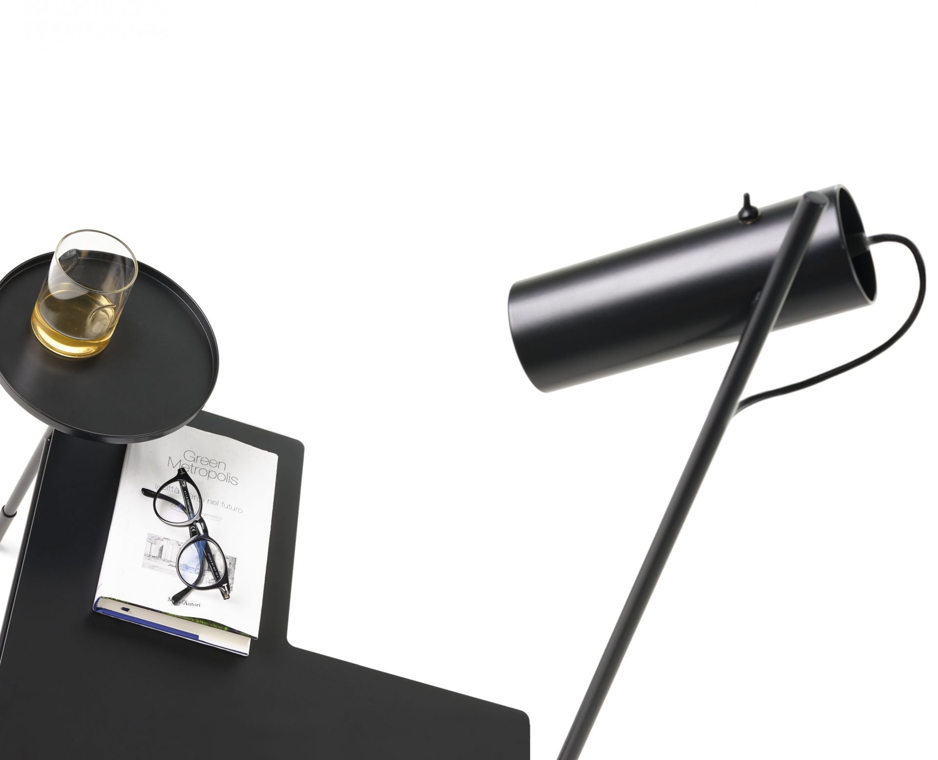 Dase´Ecktisch mit Lampe von Mogg: Schwarzer Beistelltisch mit Lampe, Buch, Brille und Getränk.