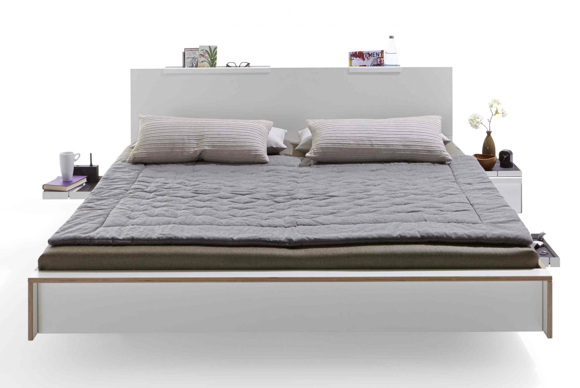 Weißes Flai Bett Kopfteil von Müller Möbelwerkstätten mit Ablageflächen und Nachttischen. Modernes Schlafzimmer Design.