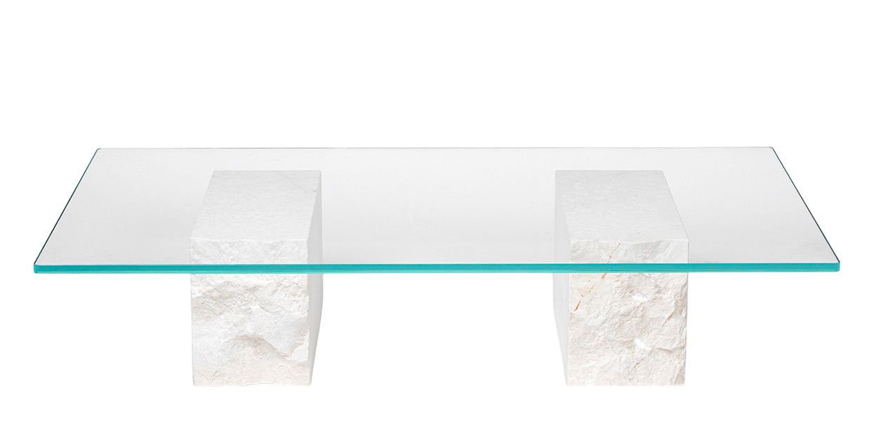Mineral Coffee Table mit Glasplatte und weißen Marmorfüßen von Ferm Living.
