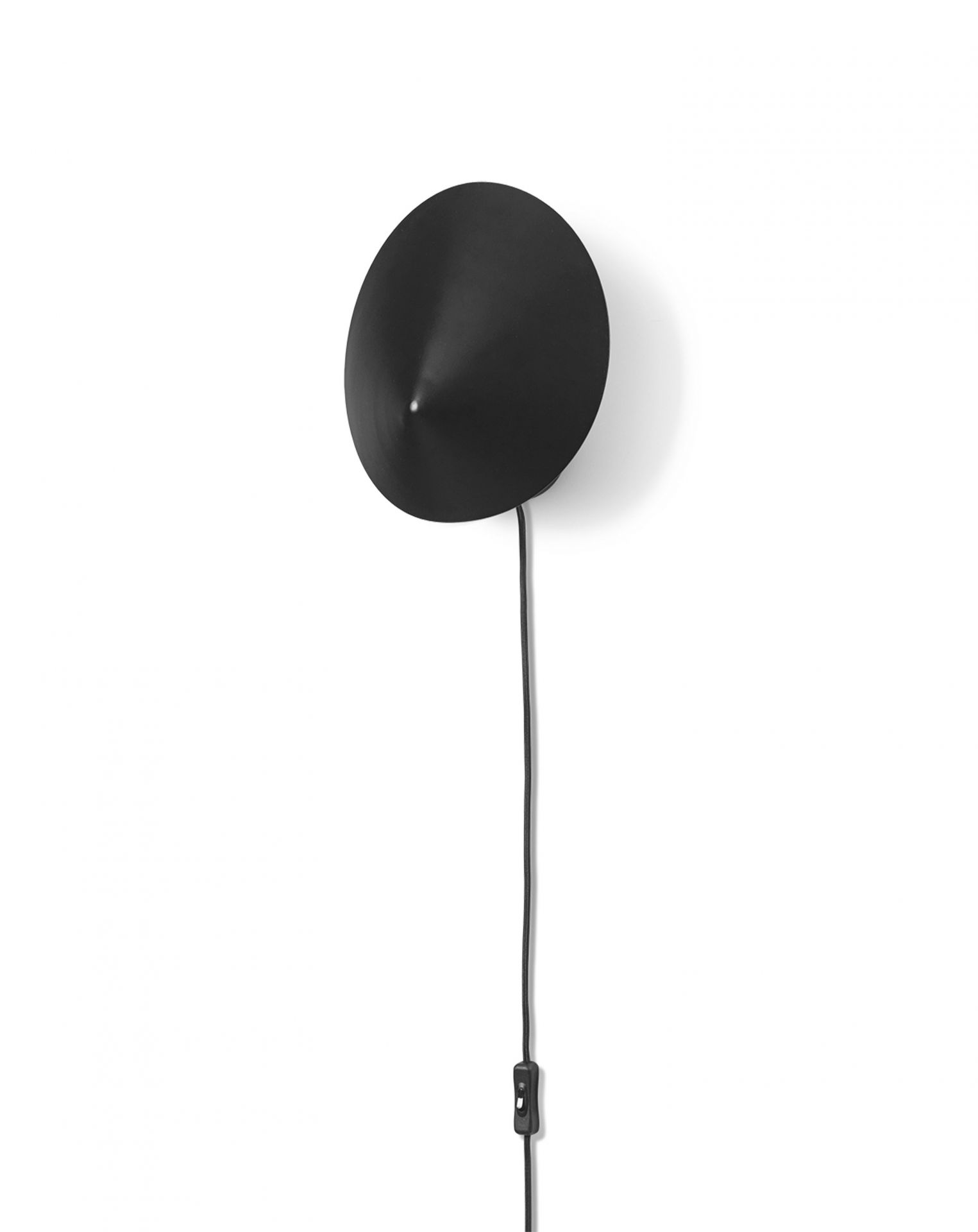Schwarze Arum Wandleuchte von Ferm Living an weißer Wand, mit Kabel und Schalter.