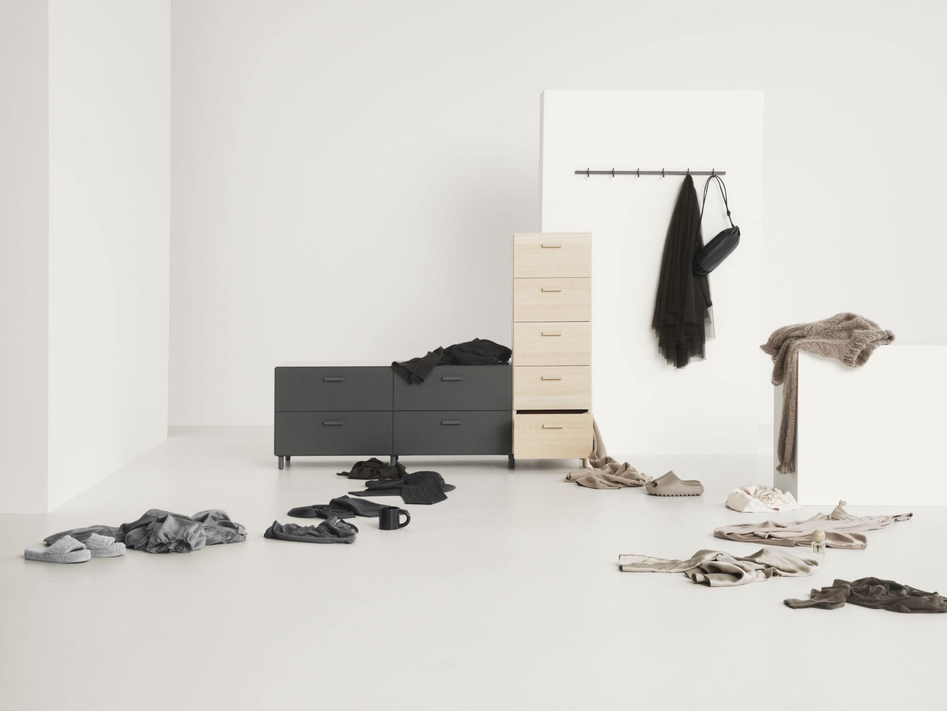 Relief Kommode niedrig von String Furniture in Esche und Grau mit Kleidung.