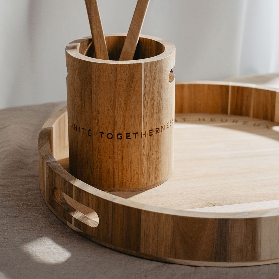 Zusammenhalt Gefäß aus Holz mit Holzstäben auf passendem Tablett mit Griffen.