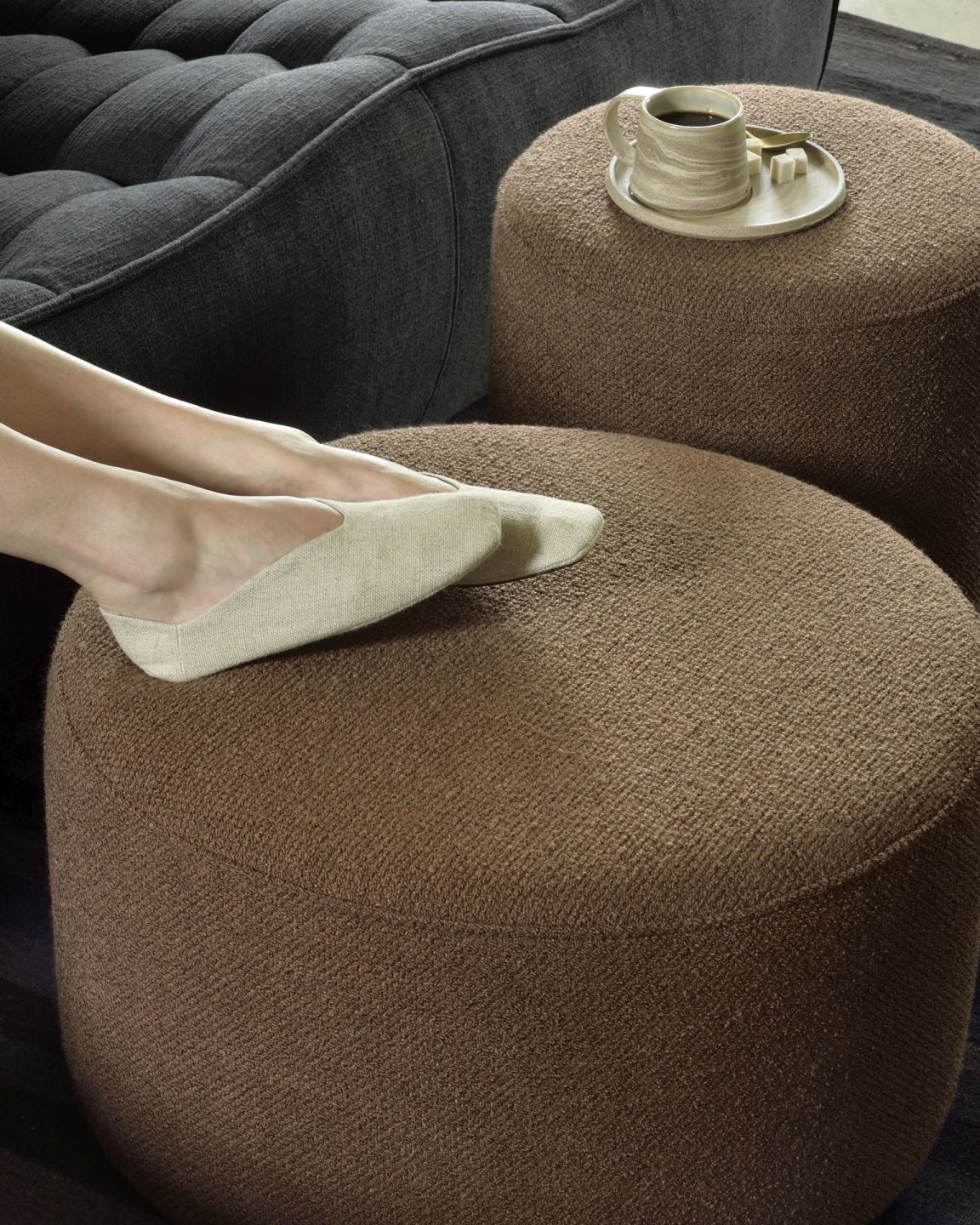 Barrow Sitzhocker in Kupfer von Ethnicraft: Runder Hocker mit Textur und Füßen.