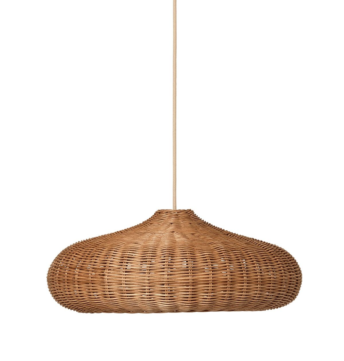 Sandfarbenes Stoffkabel-Set mit geflochtener Lampenschirm-Hängeleuchte von Ferm Living. Dekorative Beleuchtung für Wohnräume.