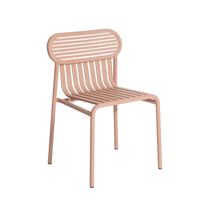 Week-End Stuhl von Petite Friture in Blush: Gartenstuhl aus Metall mit Lattenmuster.