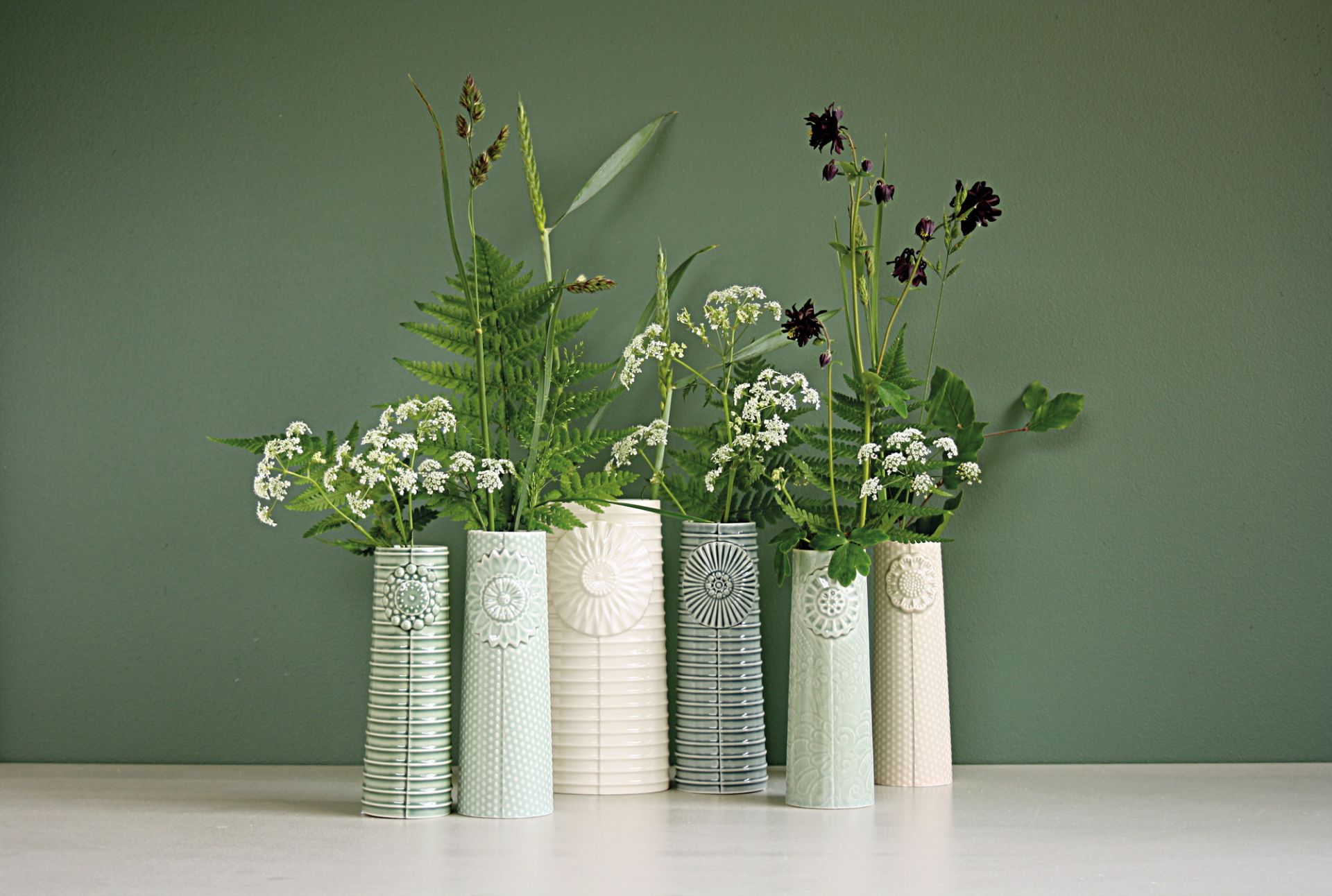 Keramikvasen in Celadon-Farben mit Blumen und Gräsern, Pipanella Flower Vase von Dottir EINZELSTÜCK.