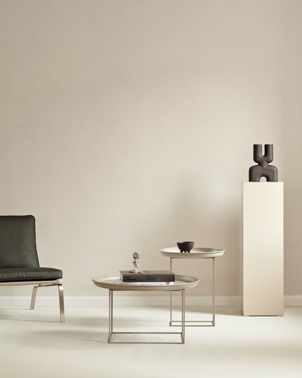 NORR11 Man Lounge Chair Sessel mit Lederpolsterung in minimalistischem Interieur. Design Möbel.