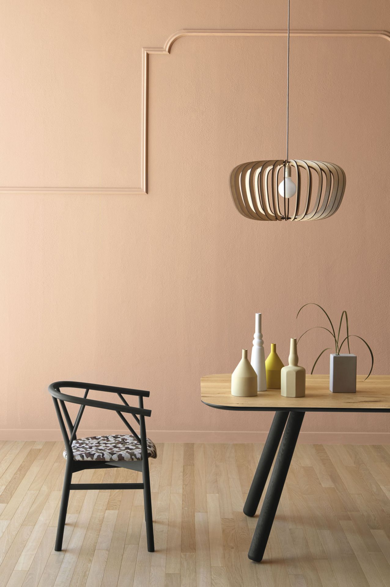 Esstisch mit Pixie Tischbeinen in Schwarz von Miniforms, kombiniert mit Stuhl und Dekoration.