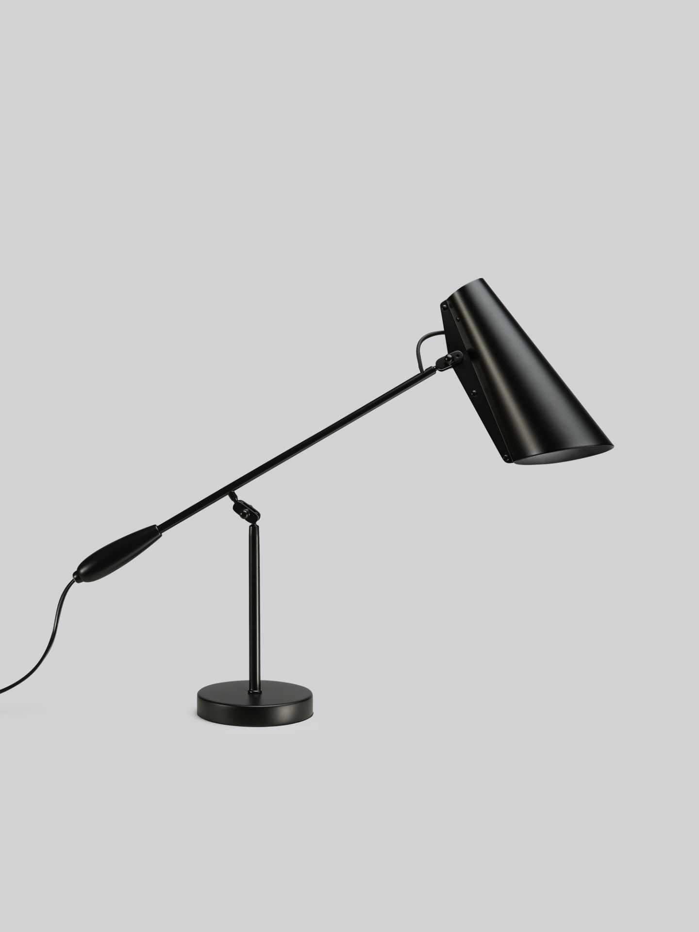 Schwarze Birdy Tischleuchte von Northern, modernes Design mit verstellbarem Arm und Lampenschirm.