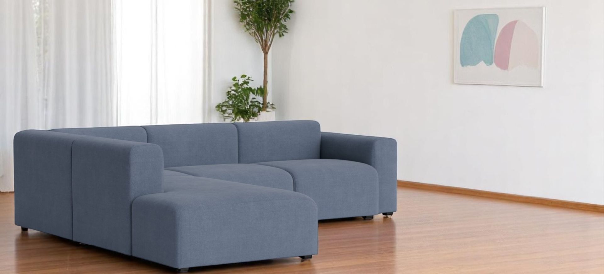 Graues Mags Sofa mit niedriger Armlehne und Eckkombination im modernen Wohnzimmer.
