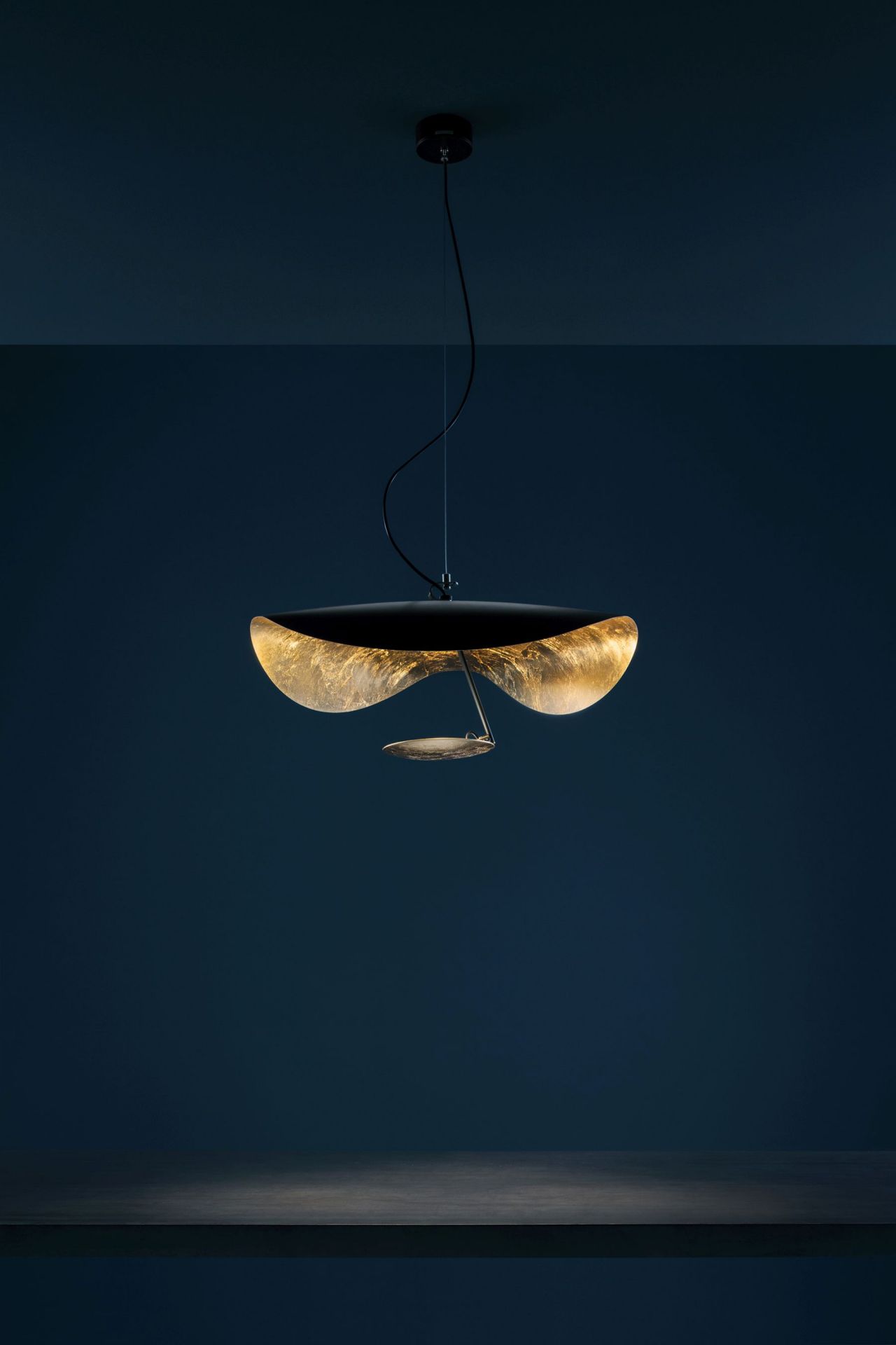 Lederam Pendelleuchte von Catellani & Smith: Moderne Hängelampe mit goldenen Schirmen und warmem Licht.