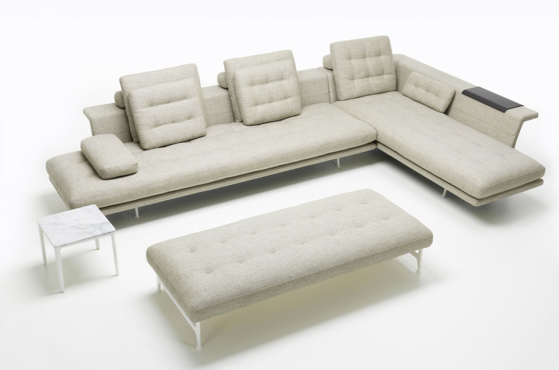 Grand Sofa Chaise Longue Vitra in Beige mit Hocker und Marmor-Beistelltisch.