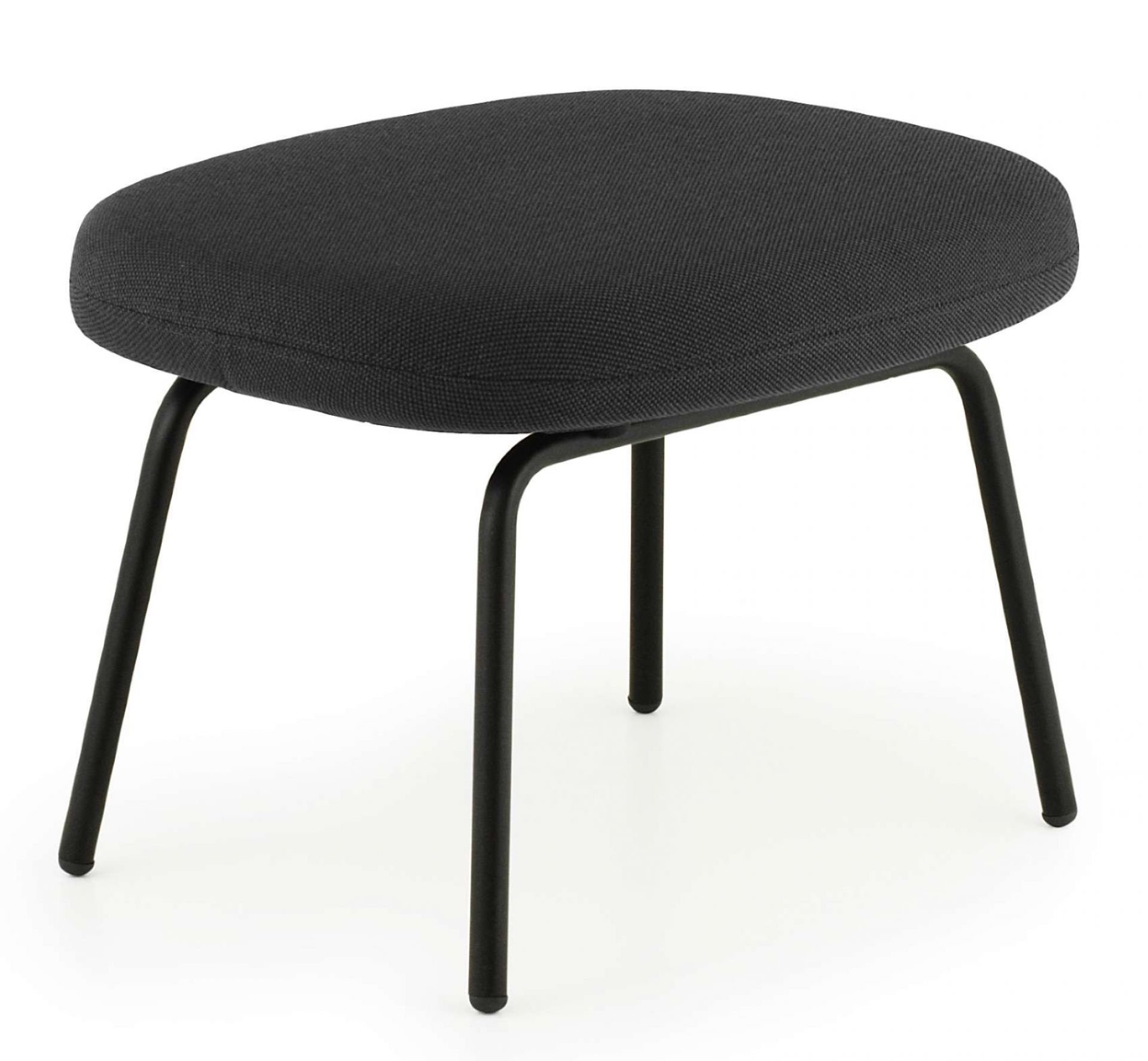 Schwarzer Era Fußhocker von Normann Copenhagen mit Stoffbezug und Metallbeinen.