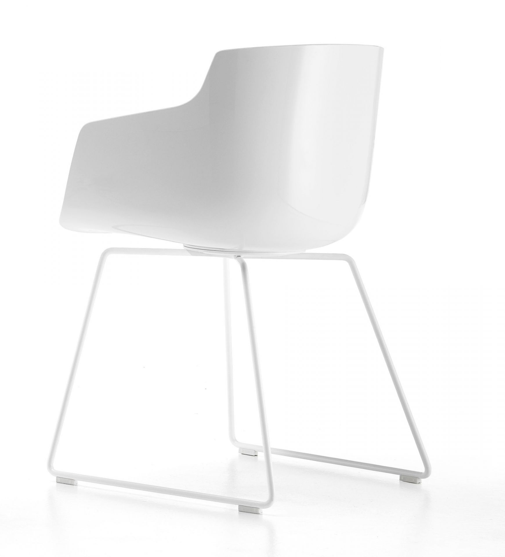 Weißer Flow Slim Armlehnenstuhl mit Kufengestell von MDF Italia, modernes Design für Esszimmer und Büro.