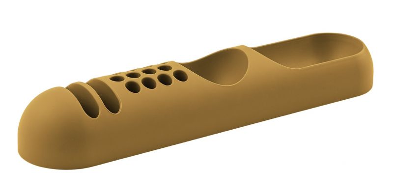 Senffarbene Bob Schreibtischablage mit Fächern und Löchern für Stifte und Bürobedarf.