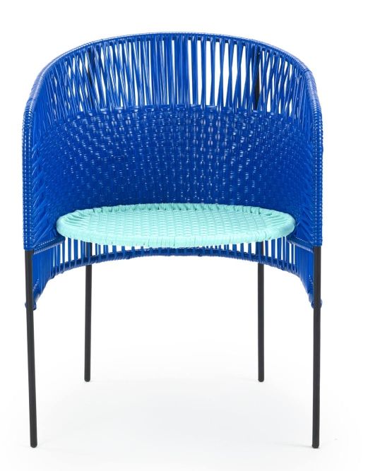 Blauer Ames Caribe Dining Chair Outdoor mit türkisfarbener Sitzfläche und schwarzen Beinen. Gartenstuhl aus Kunststoff.
